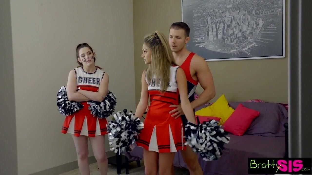 Bratty sis - bff, üvey kardeşini kız kardeşlerinin amını karıştırırken yakalar!