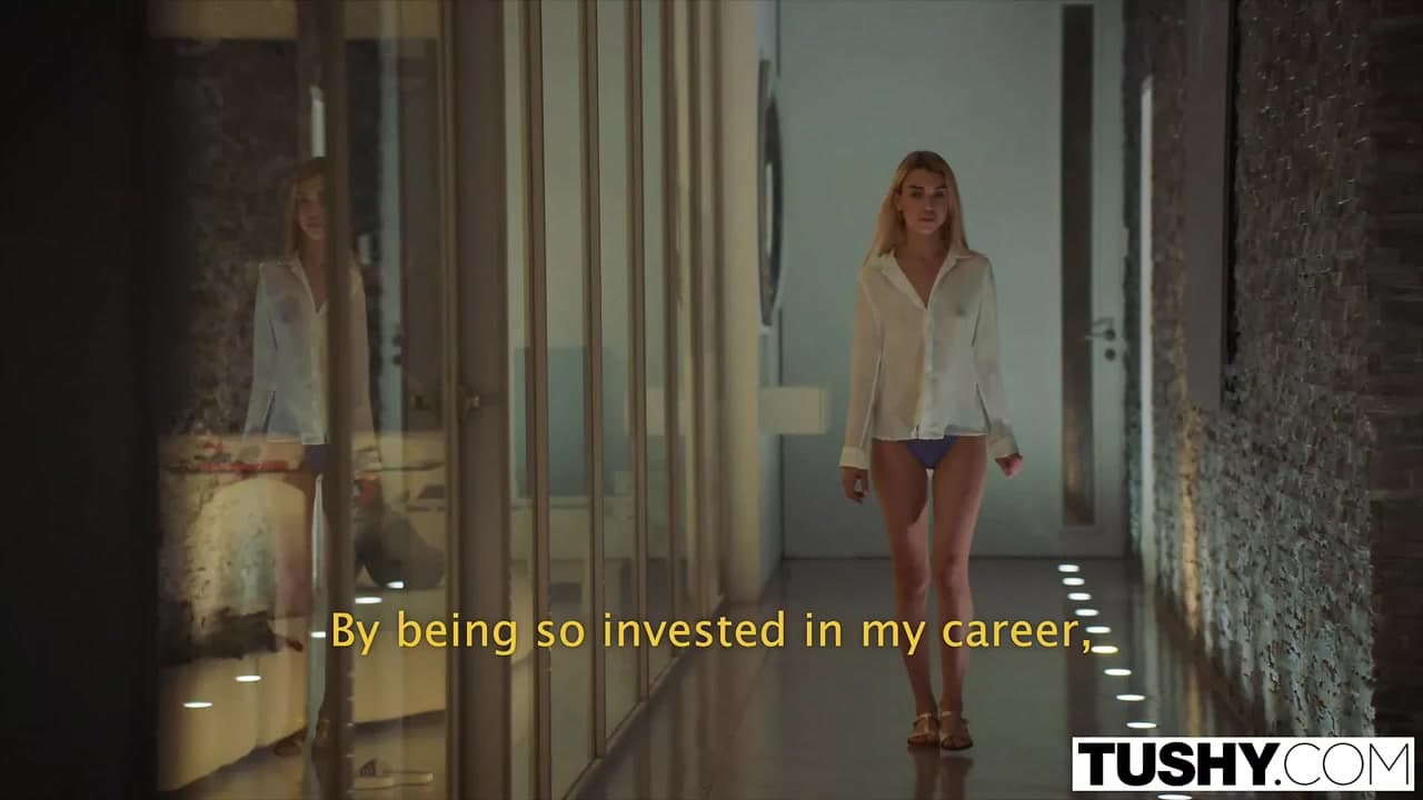 Tushy modeli menajerine aşık ve popo takıyor