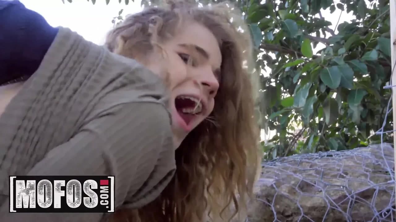 Muhteşem sarışın sabrina baharat fills ona kedi ile büyük horoz
