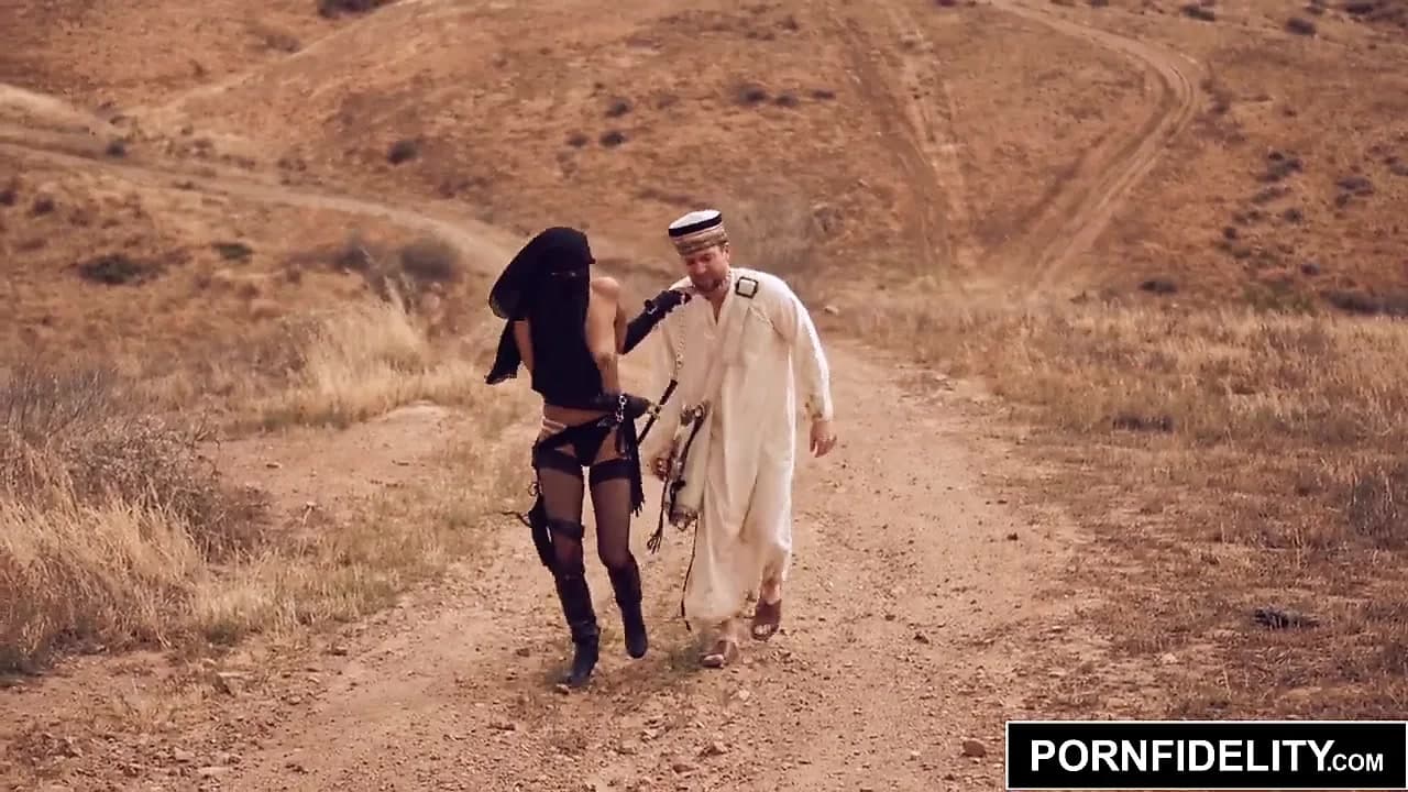 Pornfidelity karmen bella, orta doğuda horoz yakalıyor