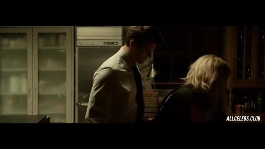 Malin akerman üstsüz davranışta bulundu