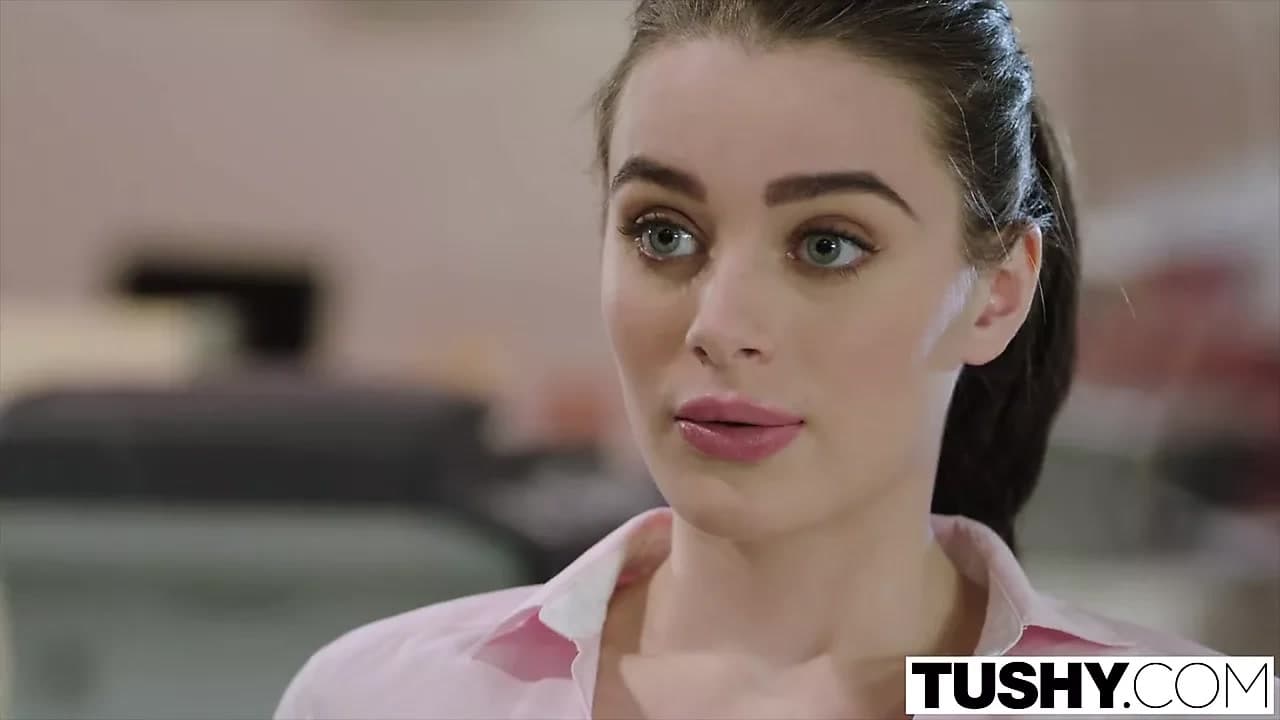 Tushy lana rhoades koyar üzerinde bir anal gösteri