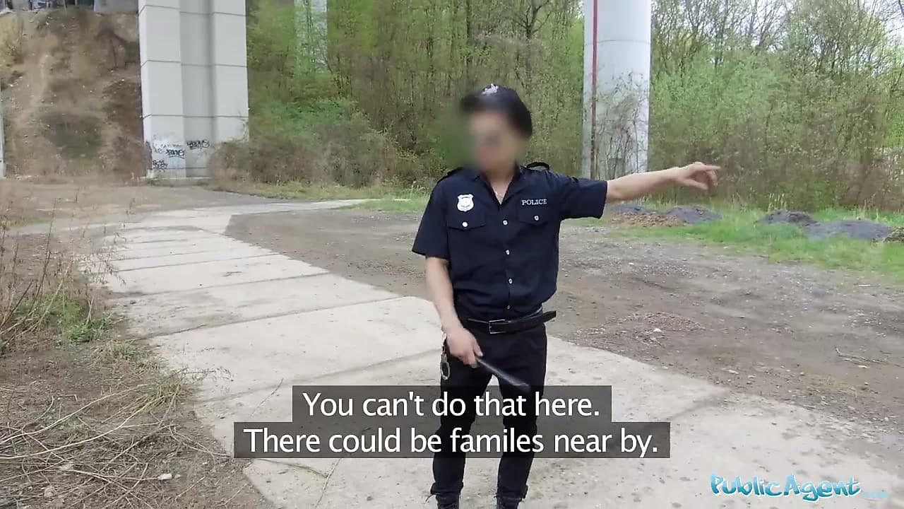 Kamu ajan sarışın polis açık havada lanet sonra çalışır