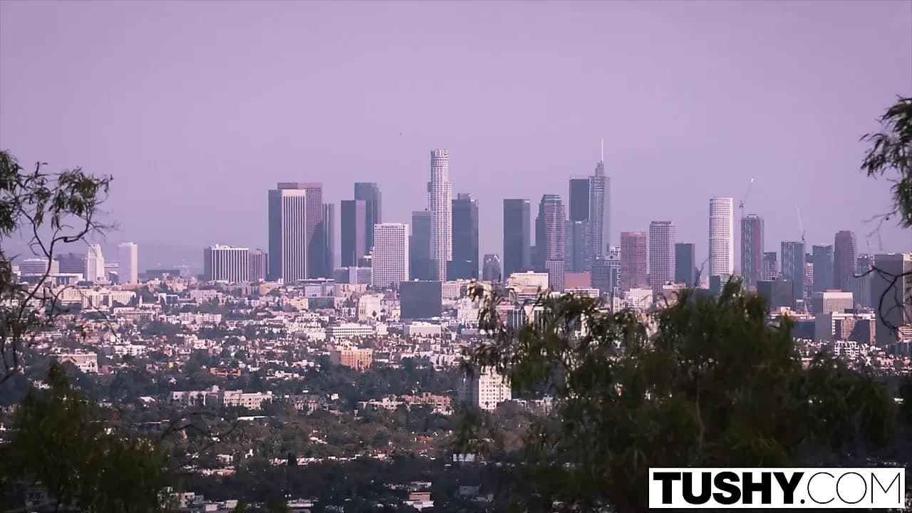 Tushy tasha saltanat esneme nöbeti ile bir büyük horoz içinde ona göt