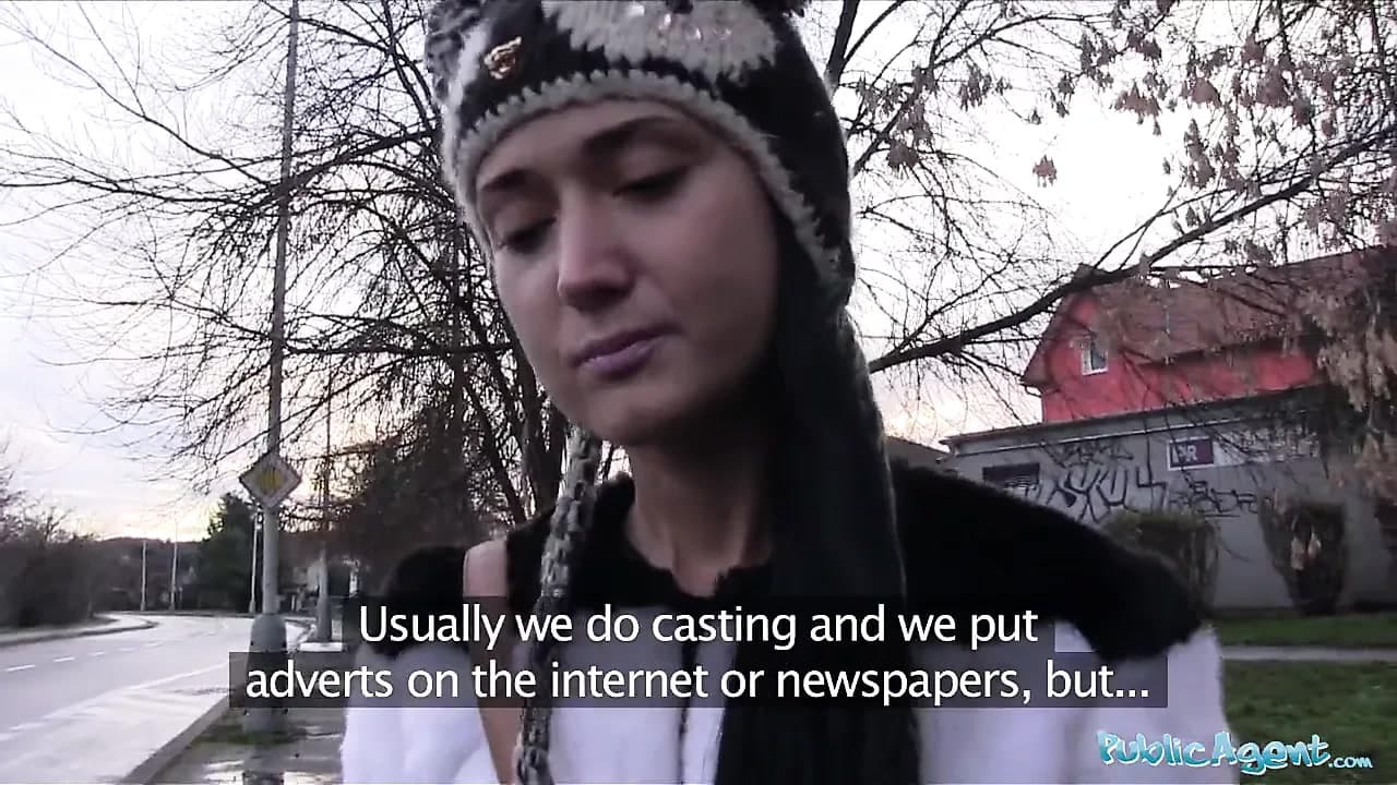 Kamu ajan Rus gets becerdin tarafından bir büyük horoz içinde yatak odası