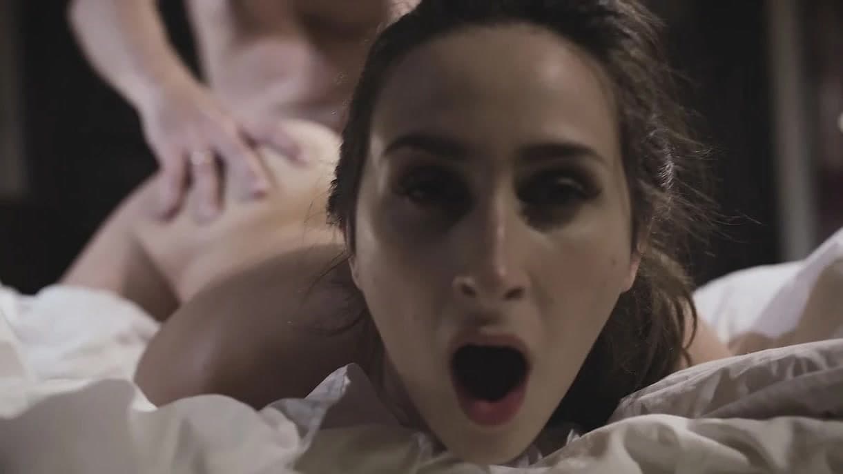 Yaşlı üvey baba ashley adams'ın anal bekaretini alır