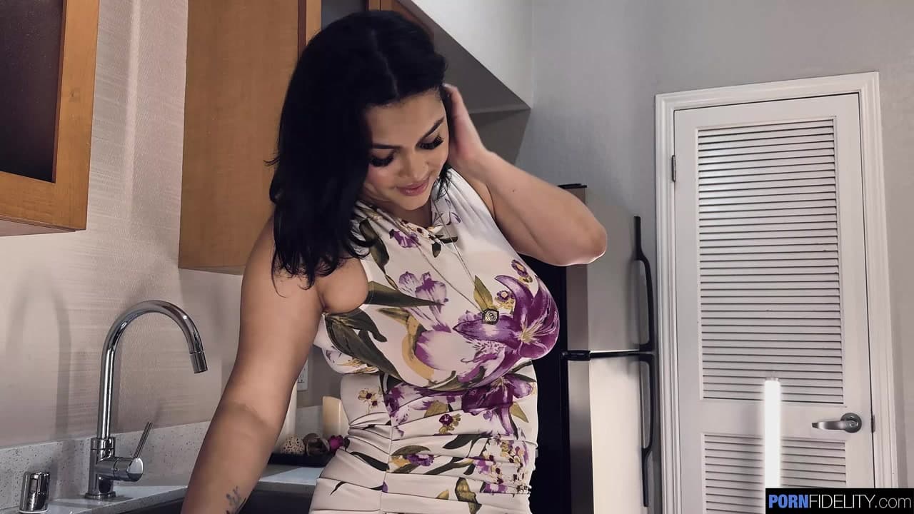 Ashlyn Peaks büyük göğüslerinin sikilmesini ve döllenmesini seviyor