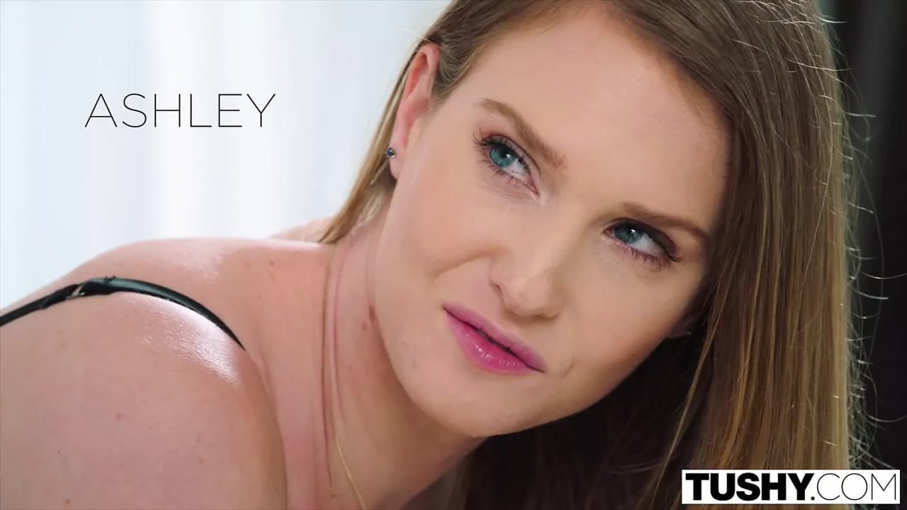 Tushy bu kötü kızın patronundan iyi bir şaşkınlığa ihtiyacı var
