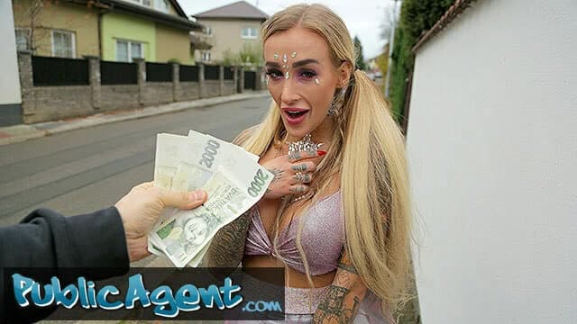 Kamu görevlisi – Daisy Lee harika bir striptiz şovu sunuyor