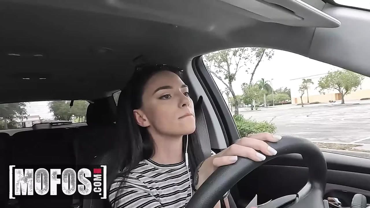 Mofos - jmac ateşli uber sürücüsü Gianna Ivy'den biniyor ve arabasında dildo bulunca onu azdırıyor
