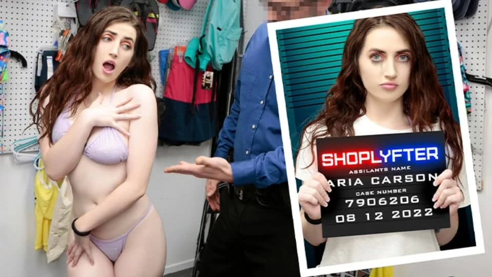 Shoplyfter - memur sevimli hırsız Aria Carson'un mor tangasını hareket ediyor ve onu masada sikiyor