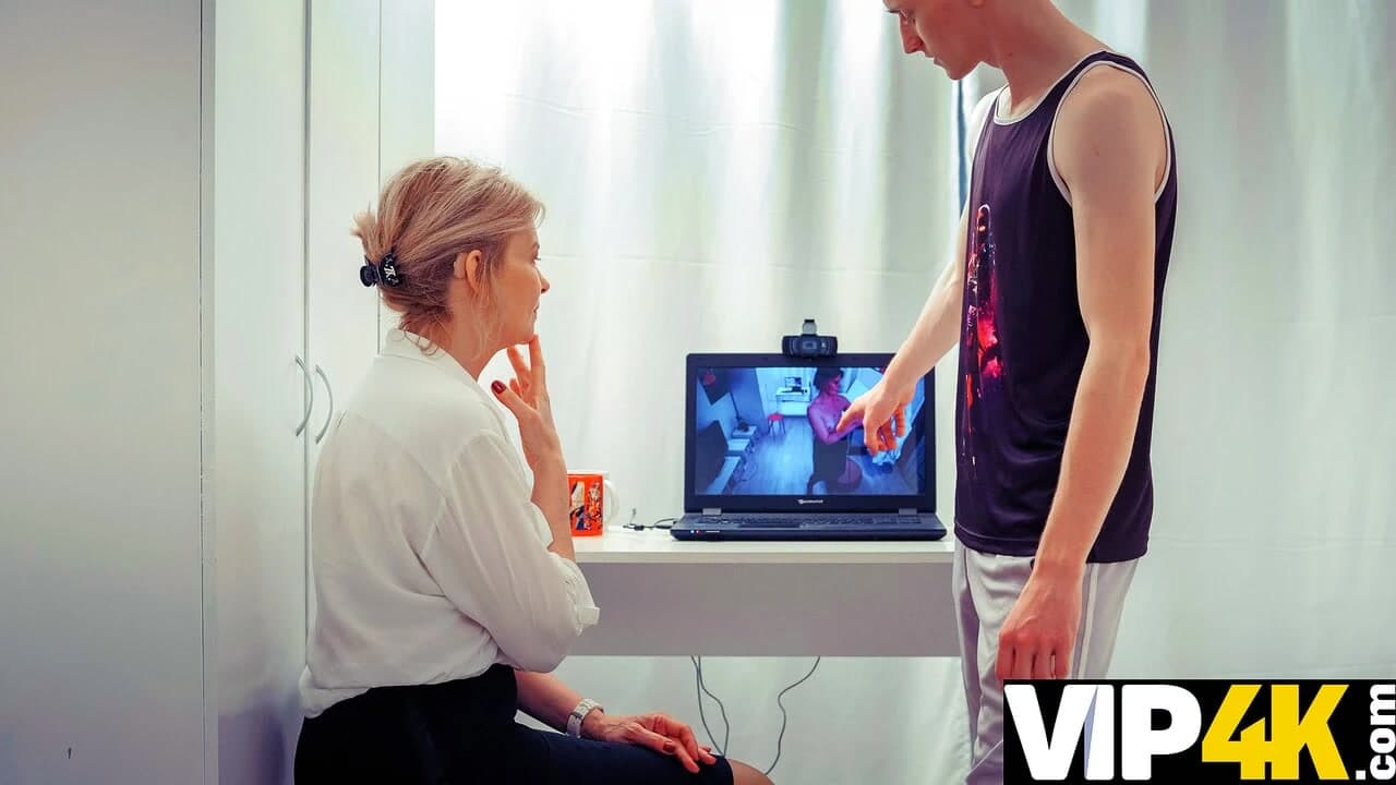 Tutor4k. Öğretmen çıplak bir video yayımlanmasını istemiyor ve seks için kabul ediyor