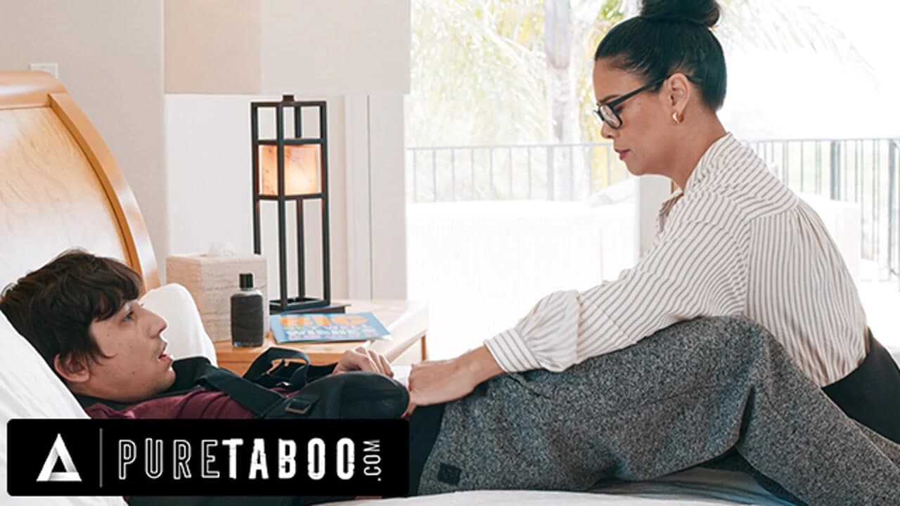 Saf tabu öğretmen orta yaşlı seksi kadın Dana Vespoli yaralı favori öğrencisine ona ne kadar değer verdiğini gösteriyor