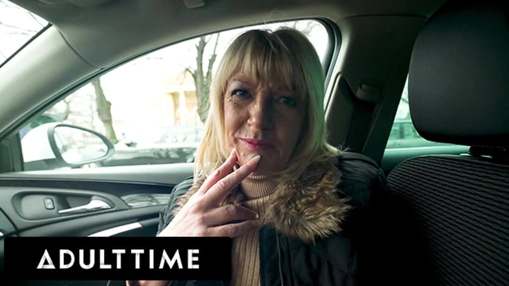 ADULT TIME - İngiliz nine doğu Avrupalı Nikki Nuttz tarafından sert sert sikiş için yakalandı! Bakış açısı sikişi!