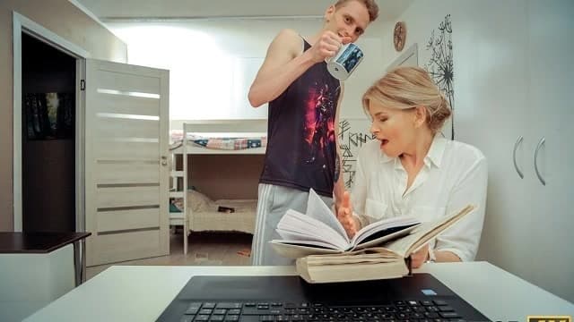 Tutor4k. kurnaz öğrenci baştan çıkarmak ve sikişmek için çay kullanır