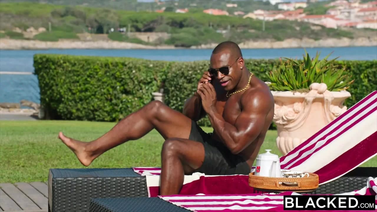 Blacked - sevimli minyon sarışın Zazie Aaron'ın kalın büyük zenci yarağını yutuyor