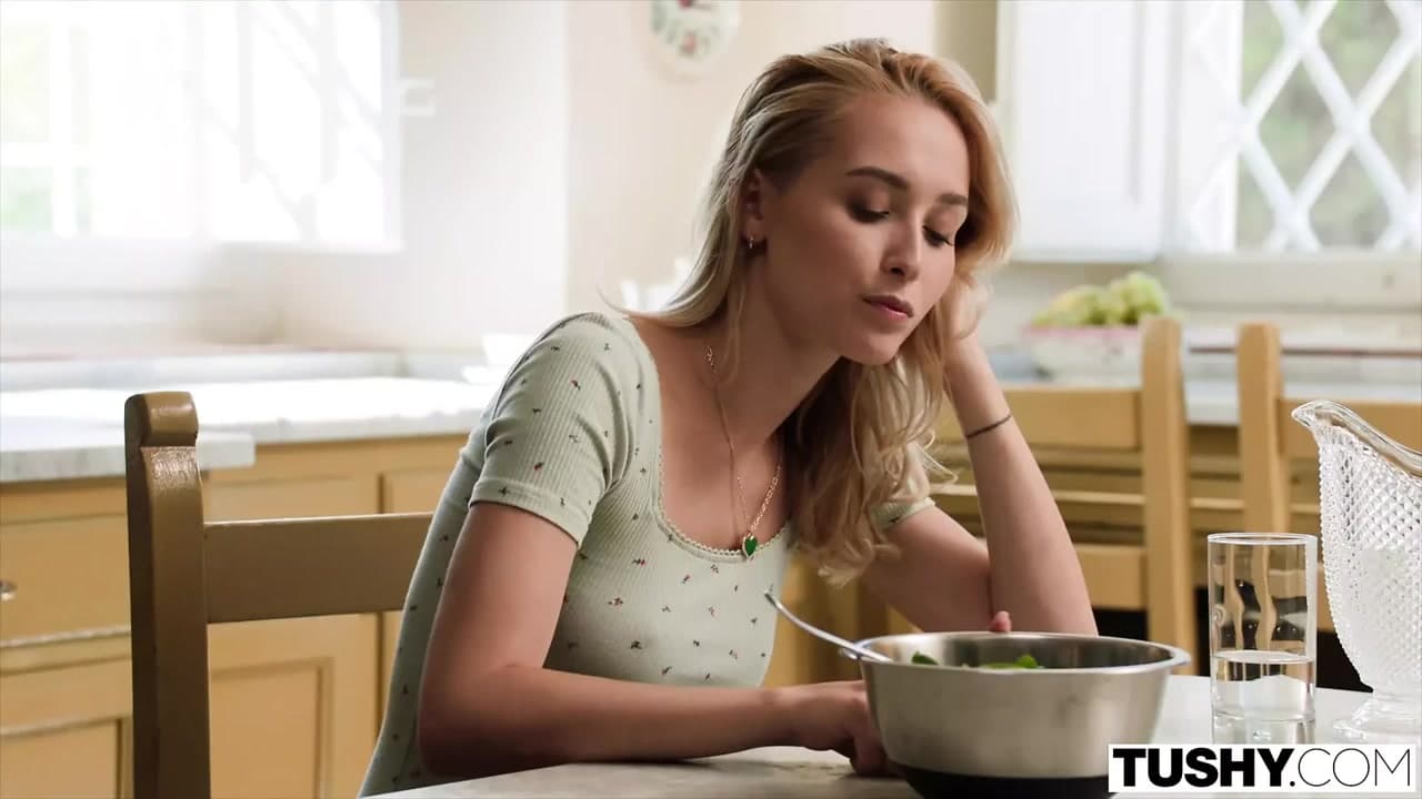 Tushy ıslah olmuş kötü kız Kelly iyi olmaktan sıkılıyor