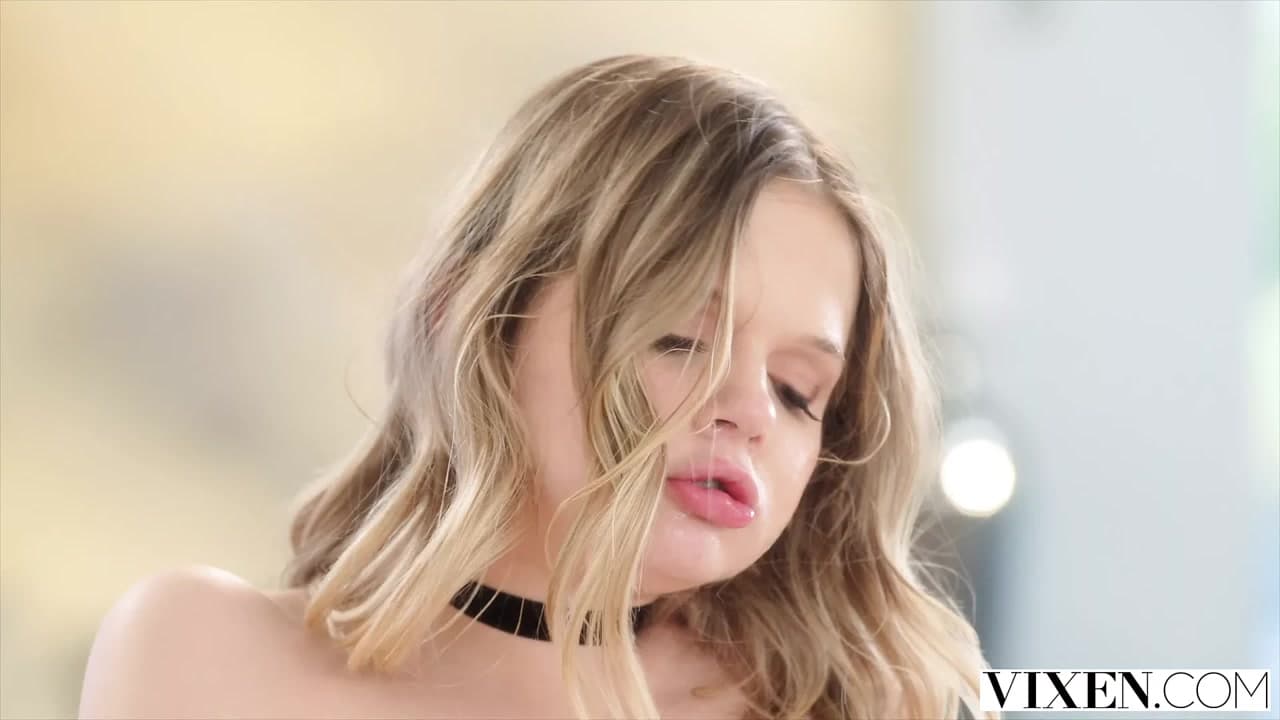 Vixen - minyon sevimli genç stajyer coco eski patronunu baştan çıkarıyor