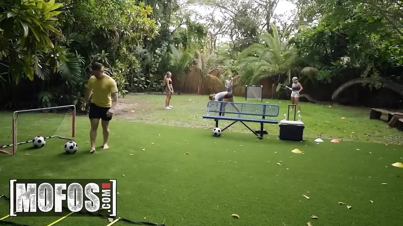 Mofos - azgın sarışın Mimi Monet yarağa binmenin futbol pratiğinden daha iyi bir egzersiz olduğuna karar verdi