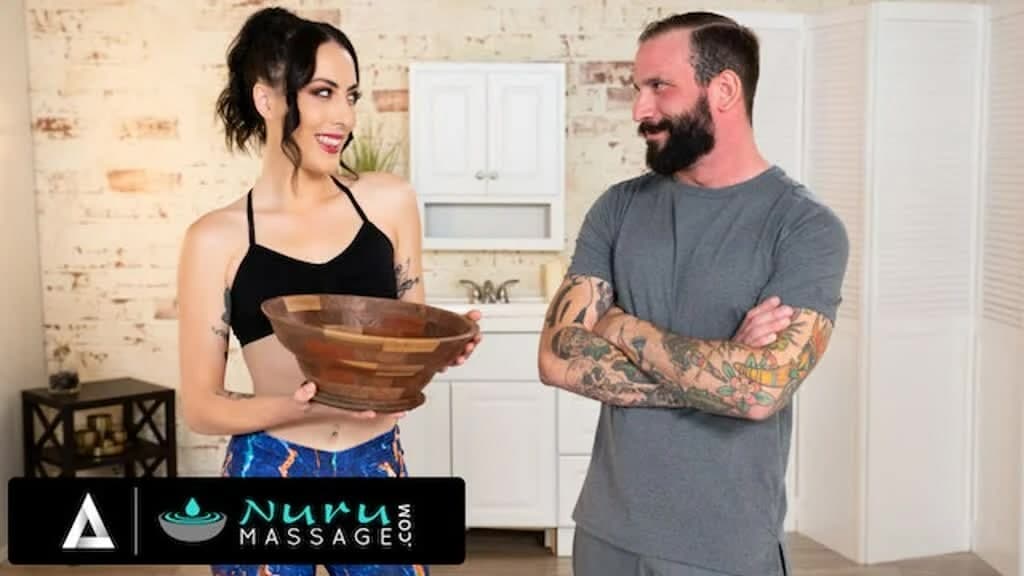 Nuru masajı - sapık resepsiyonist yeni masözünü ilk gün eğitimi olarak onu becermeye ikna ediyor