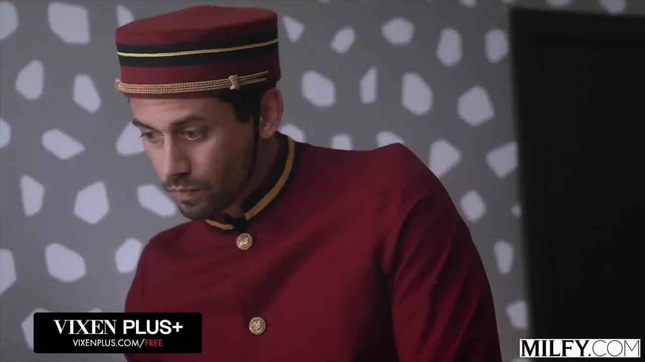 Orta yaşlı seksi kadın çarpıcı orta yaşlı seksi kadın athena zevki için bellboy kullanıyor