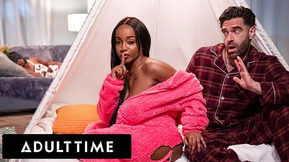 ADULT TIME - Lily Starfire üvey babasını dikkatsiz üvey anneyle aynı odada sinsi sikiş için baştan çıkarıyor!