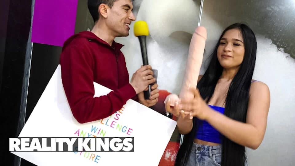Alexis doll Jordi'nin seks dükkanını ziyaret ediyor ve büyük bir dildoyu götüne sığdırma meydan okumasını kazandı - reality kings