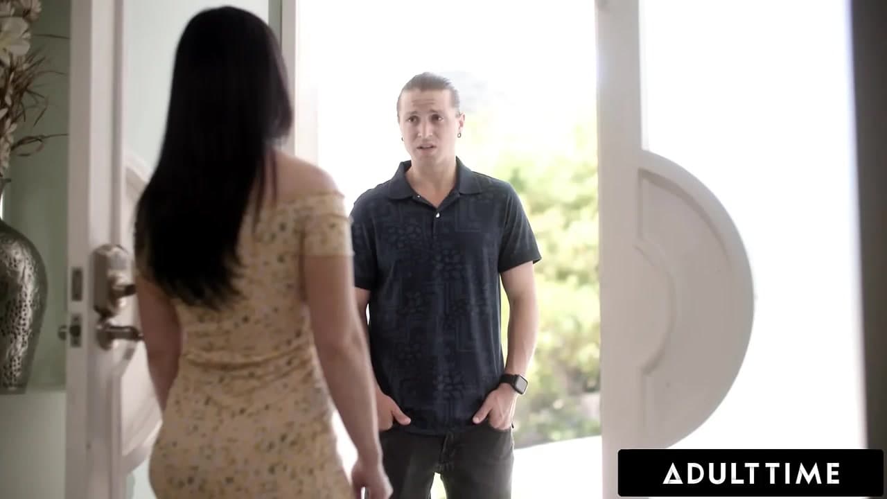 ADULT TIME - hamile orta yaşlı seksi kadın Jennifer White kocası uzaktayken komşusunu sert sikmesi için yalvarıyor