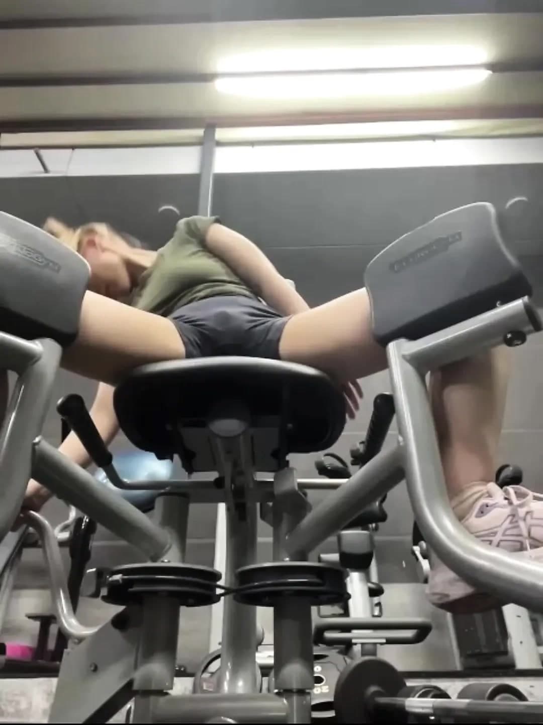 Jucielussie do public show in the gym