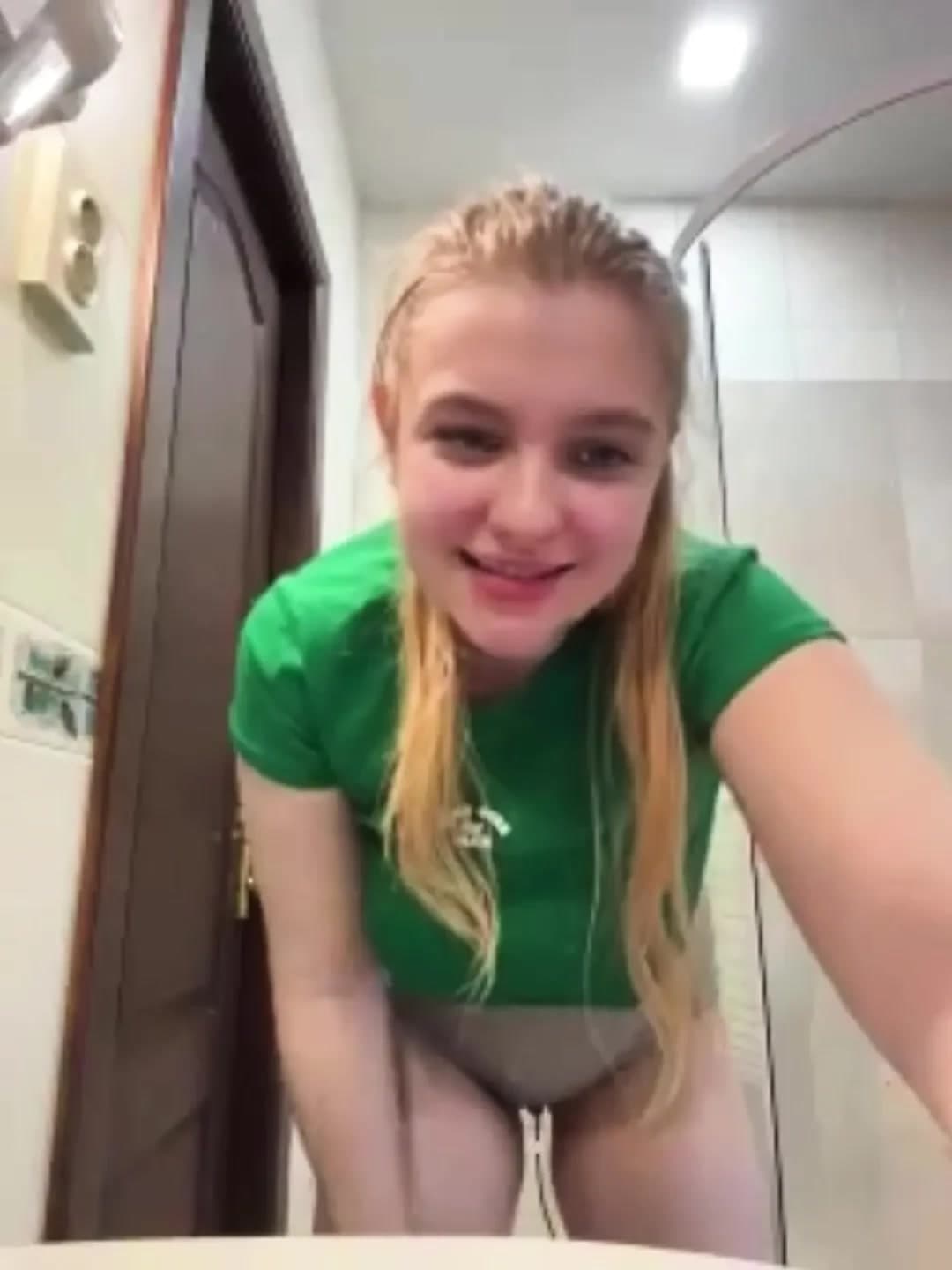 Crazy squirting and deepthroat with big dildo