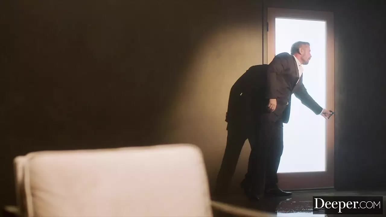 Derin. Tombul tanrıça vic marie domine ediliyor ve sert sikiliyor