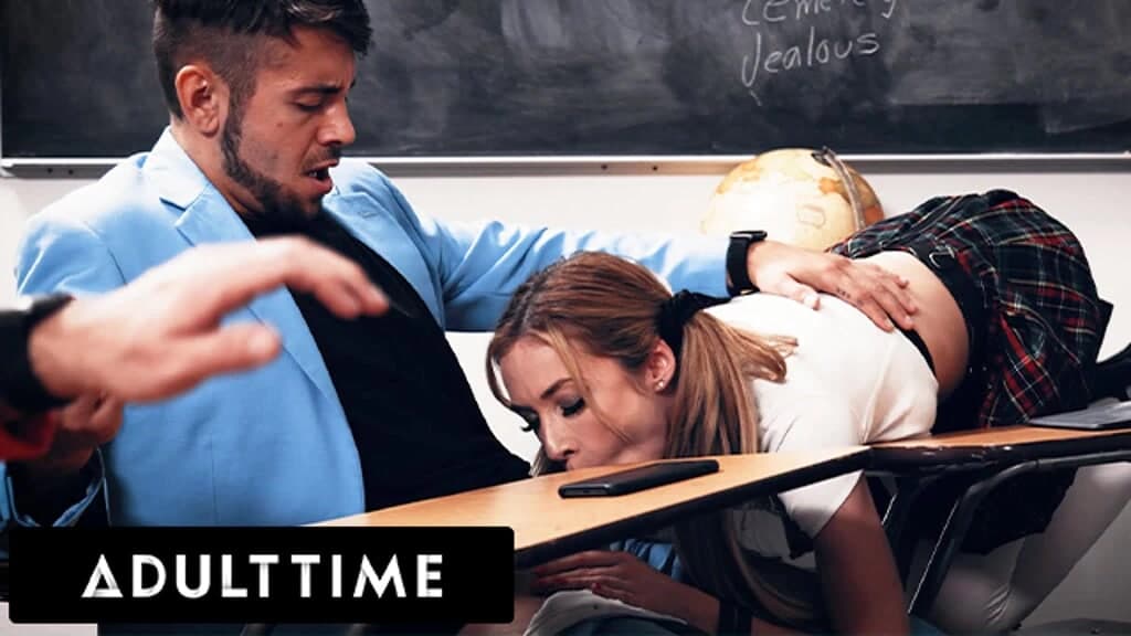 ADULT TIME - sıkılmış minyon aiden Ashley masanın altında sınıf arkadaşını emiyor ve dersten sonra sikiliyor