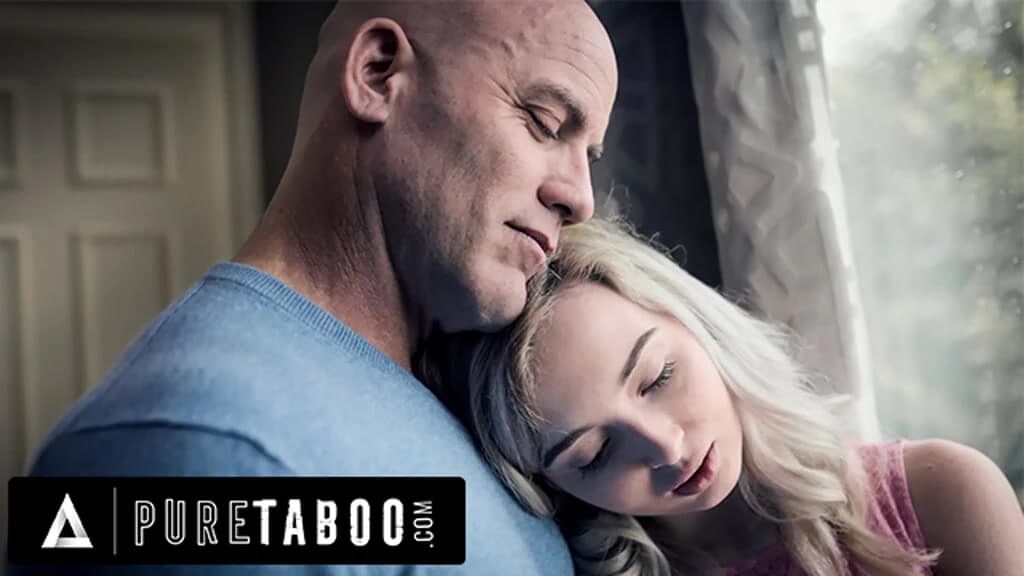 Saf tabu itaatkar minyon bakire Lexi Lore üvey babası Derrick Pierce'a çok özel sarılıyor