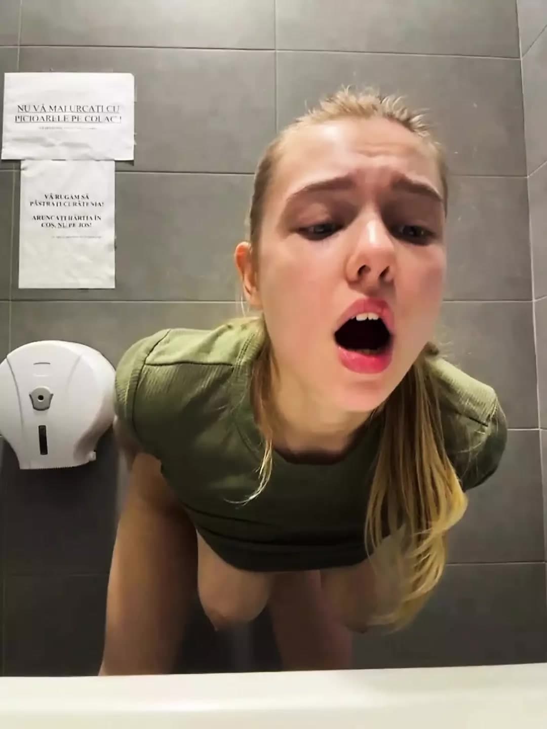 Aşırı halka açık parmaklama sıkı anal yakın çekim. vibratör