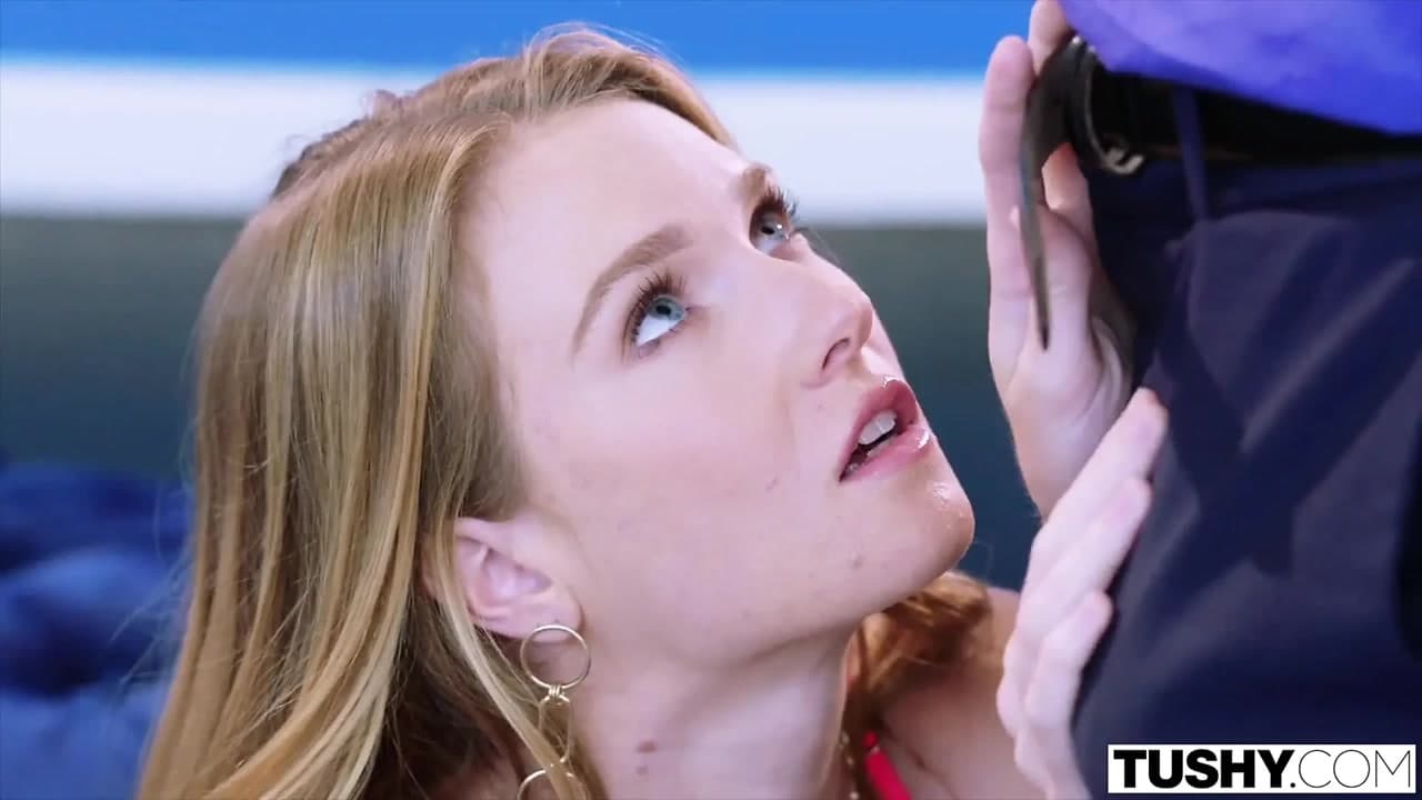 Tushy'nin tek düşünebileceği şey götünde bir yarak olmasıydı