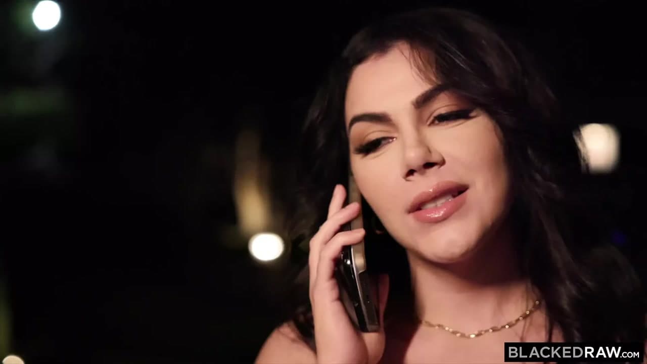 Blackedraw büyük zenci yarağına aç ateşli evli kadın Valentina Nappi sikiliyor