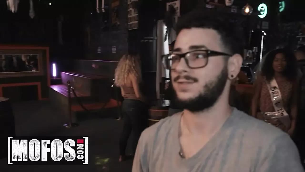 Mofos - skyla sun olacak gelin arkadaşı Dani Diaz ile büyük bir yarak emiyor ve en iyi bekarlığa veda partisi veriyor