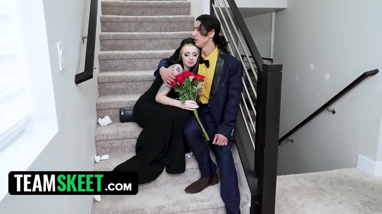 Büyük yarağın friendzone'da kalamıyor: kıyafetlerini çıkar, dostluğu mahvedelim