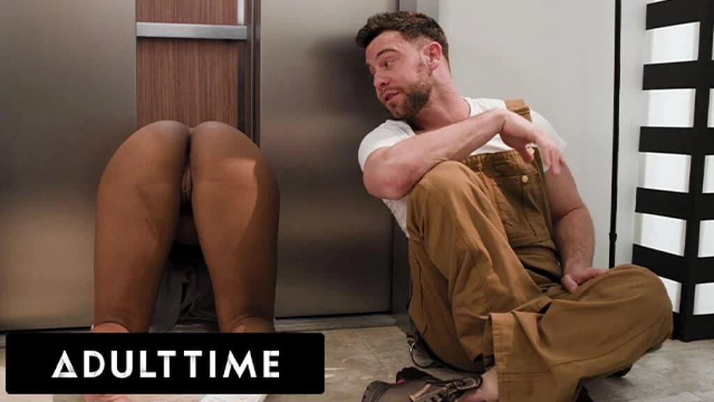 ADULT TIME - sapık bakım adamı august skye'i asansörde sıkışırken sikiyor!