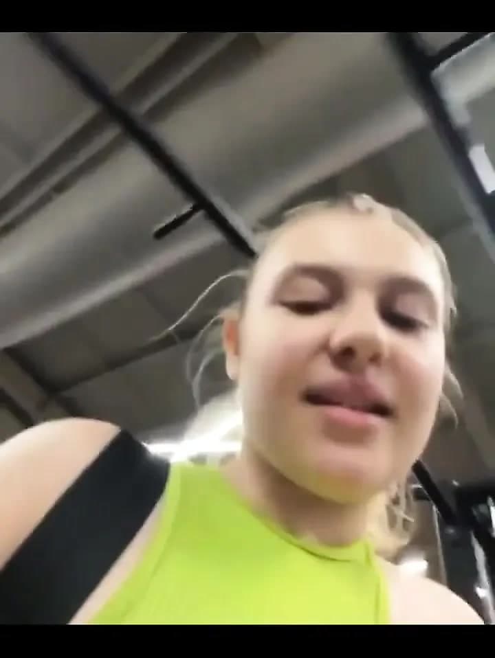Çılgın spor salonu herkesin içinde sikişiyor