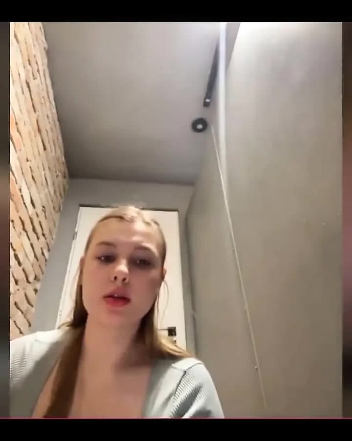 Çifte penetrasyon. Anal sikişiyor Çok fışkırtıyor