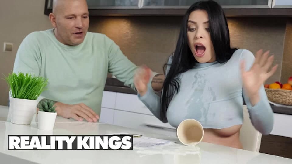 Kuzgun saçlı Kira Queen Thomas'ın evini kiralamak istiyor ama sikine binmeden önce değil - reality kings