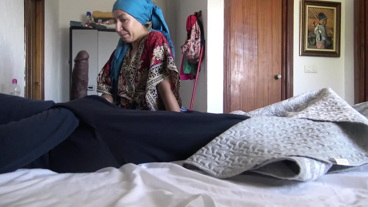 Bu Türk nine şok !! Büyük yarağımı onun önünde çıkarıyorum.