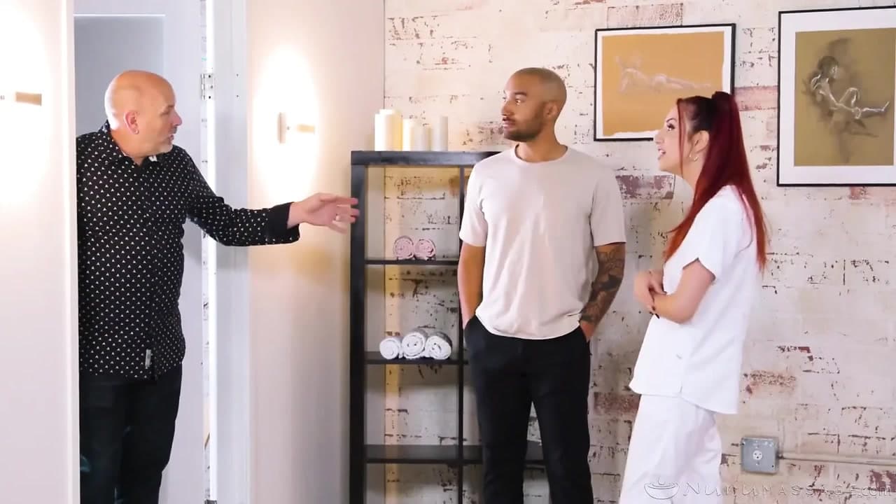 Nuru masajı - seksi kızıl saçlı masöz April Snow azgın oda arkadaşına bir nuru vermek zorunda
