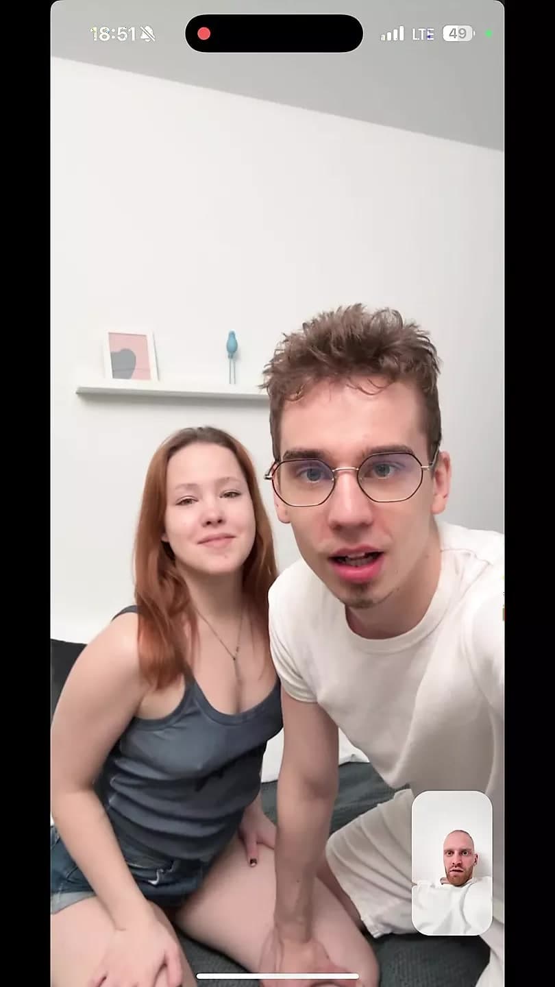 Mobil sürüm eş değiştirenler video bağlantısıyla buluşuyor ve çevrimiçi seks yapıyor