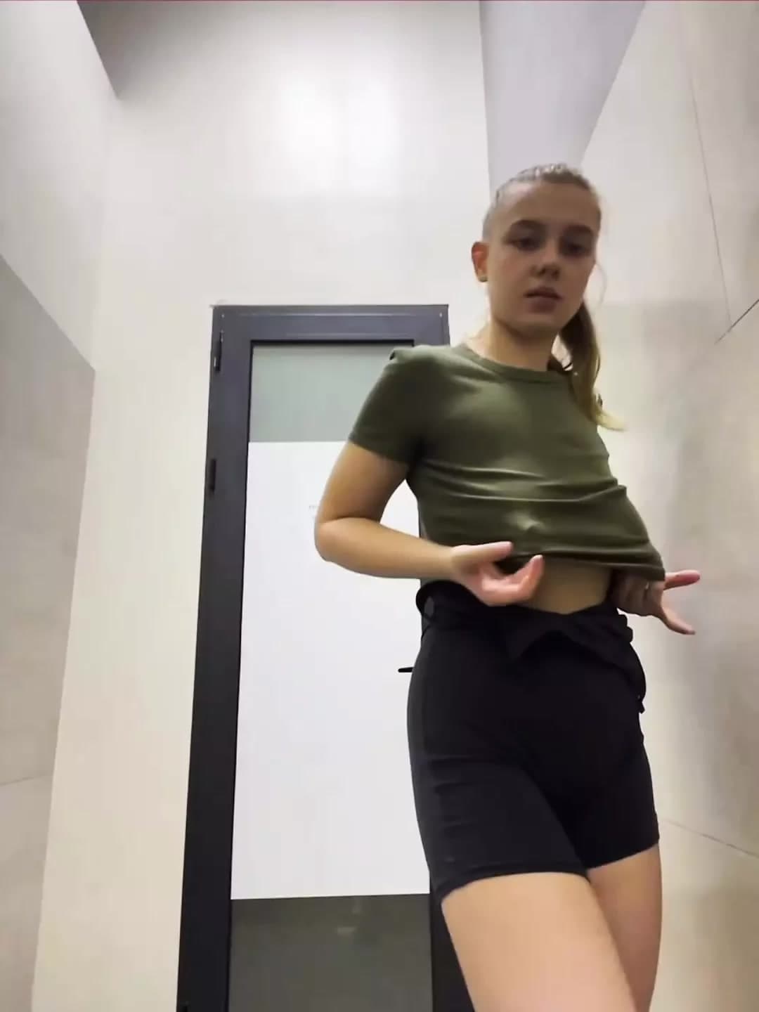 Kelepçeli sert sikişiyor. Büyük yarağa bin. Bdsm anal sikiş