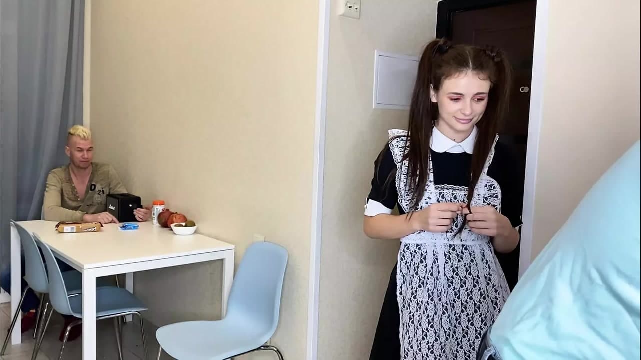 Liseli kız sınıf arkadaşının üvey babasıyla sikişiyor