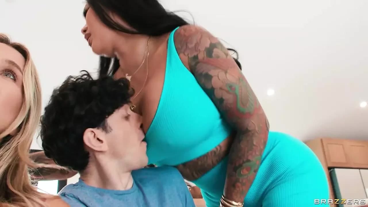 Üvey annenin köpük banyosu vücudunu istiyor Connie Perignon Brazzers