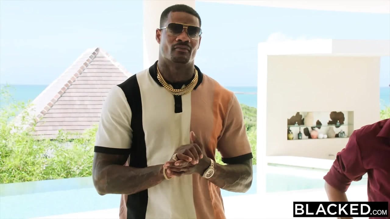 Blacked minik büyük zenci yarağına aç Kelly Collins gavat koca için Jason'ın büyük yarağını sikiyor