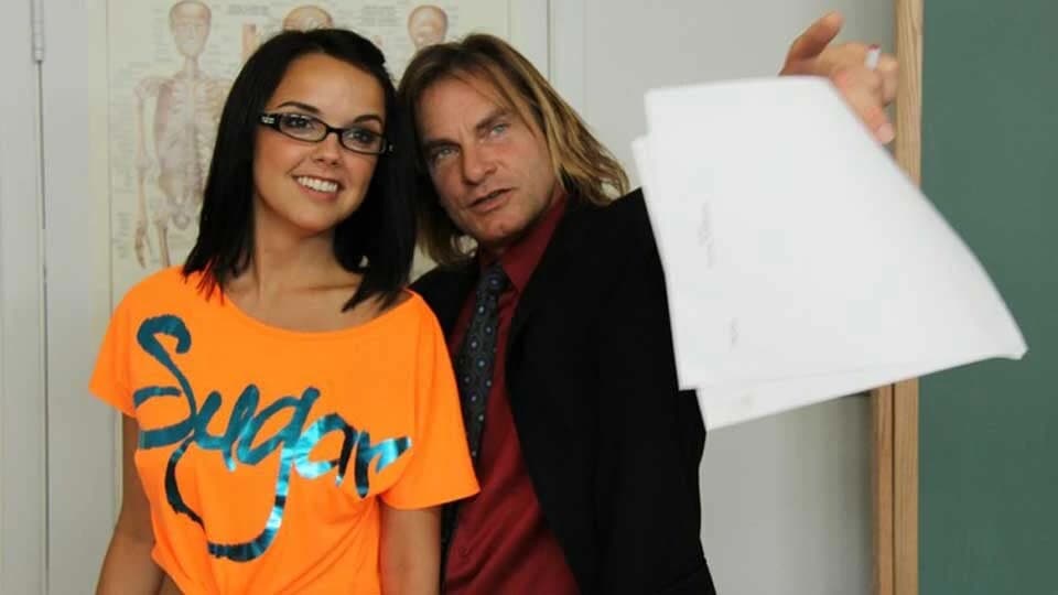 Utangaç öğrenci Dillion Harper kabuğundan çıkıyor ve gözlüğüne döl alıyor